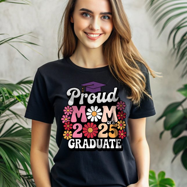 Camiseta Orgullosa madre de un Boho floral graduado de 2025 (Subido por el creador)