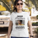 Camiseta Orgullosa madre de un graduado de 2025<br><div class="desc">¡Viendo con orgullo el éxito de sus hijos! Después muéstrales lo orgullosos que estás con estas camisetas personalizadas de la ceremonia de graduación que muestran una fotografía de tu hijo,  el texto "orgullosa madre de un graduado de 2025",  su nombre,  y la escuela secundaria/universidad.</div>