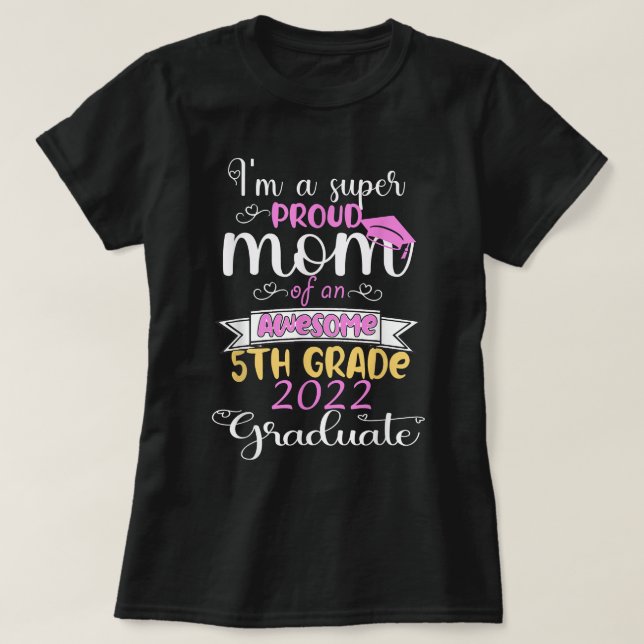 Camiseta Orgullosa madre de un graduado de 5º grado aquí ve (Diseño del anverso)