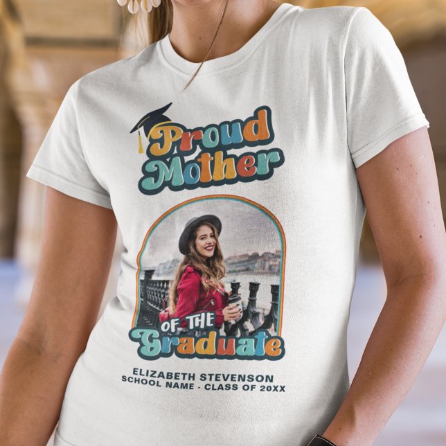 Camiseta Orgullosa madre del graduado foto groovy retro (Subido por el creador)