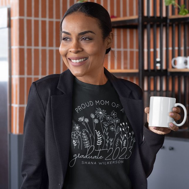 Camiseta Orgullosa madre graduada floreciendo flor silvestr (Subido por el creador)