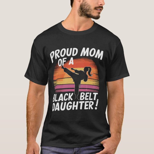 Camiseta Orgullosa Mamá De Una Hija Del Cinturón Negro 13 (Anverso)