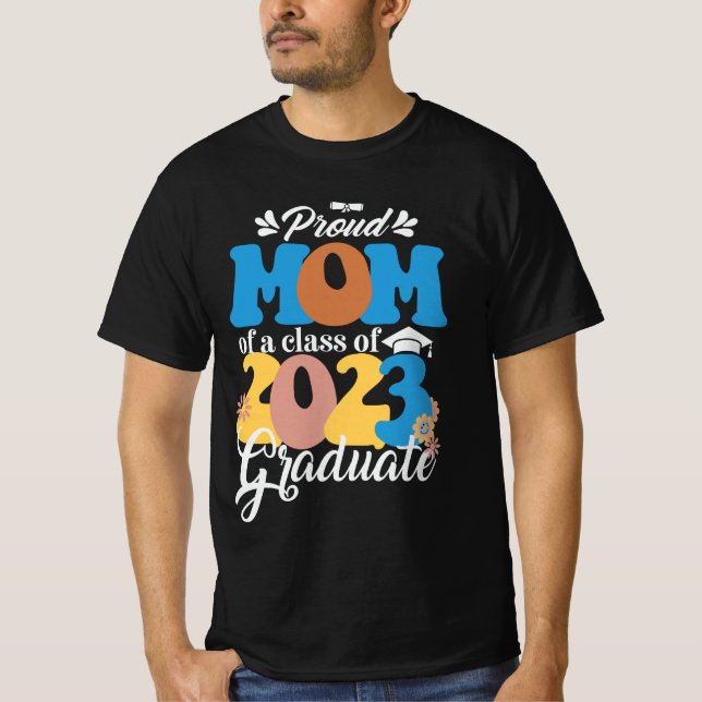 Camiseta Orgullosa MOM de una clase de 2023 Graduado Retro  (Anverso)