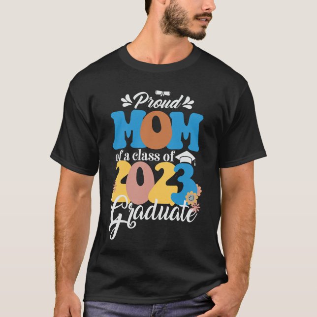 Camiseta Orgullosa MOM de una clase de 2023 Graduado Retro  (Anverso)