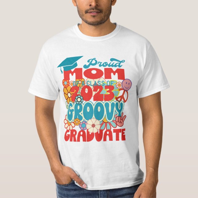 Camiseta Orgullosa MOM de una clase de 2023 Graduado Retro  (Anverso)