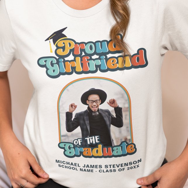 Camiseta Orgullosa novia de la foto de graduada groovy (Subido por el creador)