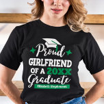 Camiseta Orgullosa novia de la pareja de graduados de 2023<br><div class="desc">Celebra la graduación de tu novio o novia con esta moderna camiseta con una tipografía "Orgullosa NOVIA de un graduado de 2023" con fuentes en blanco y verde decoradas con un gorro de grado con tacel verde; personaliza fácilmente esta camiseta con el año de graduación y el nombre del graduado...</div>