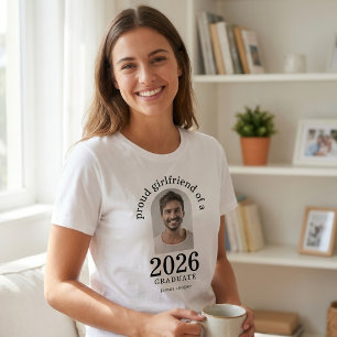 Camiseta Orgullosa novia del Arco de Graduados 2025. Foto