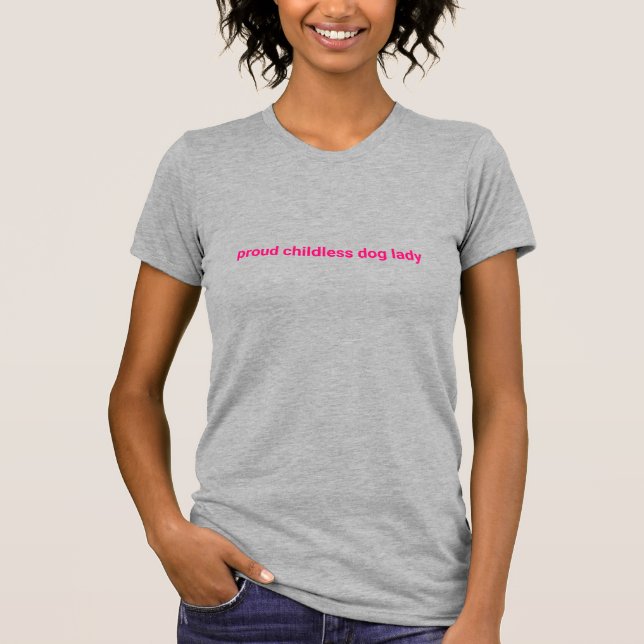 Camiseta Orgullosa perrita sin hijos, minimalista texto ros (Anverso)