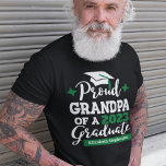 Camiseta Orgulloso abuelo 2023 nombre de gorro verde para g<br><div class="desc">Celebra la graduación de tu nieto o nieto con esta moderna camiseta con una tipografía de "Orgulloso GRANDPA de un graduado 2023" en blanco y verde; personalizar fácilmente esta camiseta con el año de graduación y el nombre del graduado editando los campos de plantilla. Esta camiseta es parte de nuestra...</div>