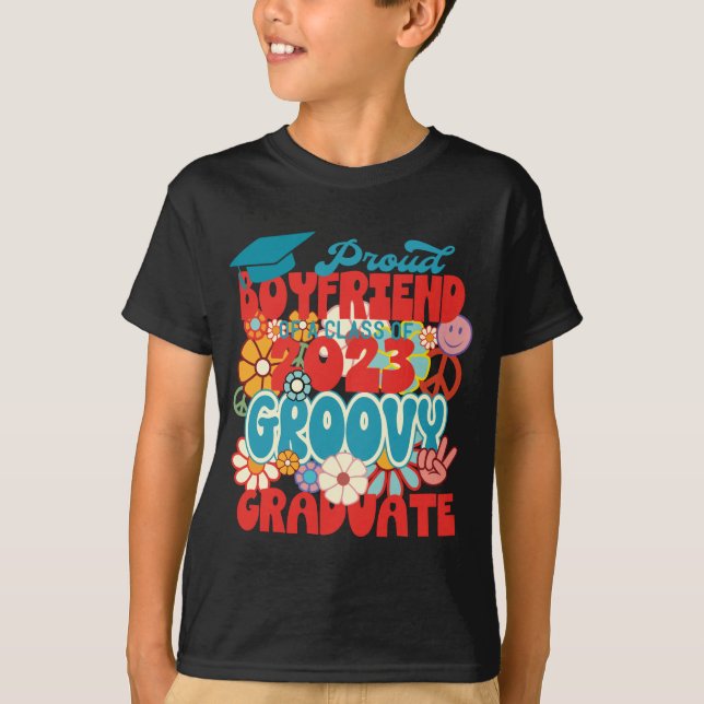 Camiseta Orgulloso BOYFRIEND de una clase de 2023 Graduate  (Anverso)