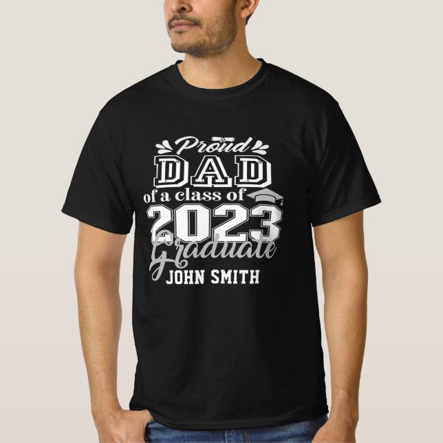 Camiseta Orgulloso DAD de una clase de 2023 Graduado negro  (Anverso)