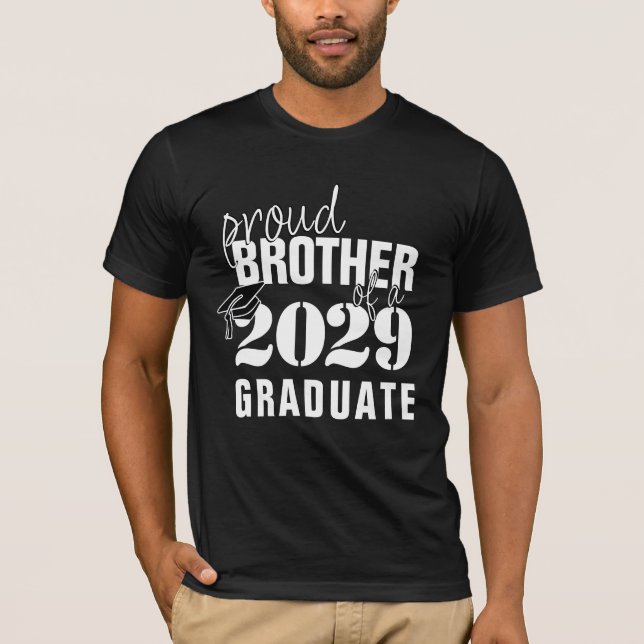 Camiseta Orgulloso de nuestro graduado | Hermano con gorra  (Anverso)