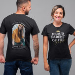 Camiseta Orgulloso Día de Graduación de Padres<br><div class="desc">Camiseta moderna de graduación con una falsa gorra de Relieve metalizado dorado, el dicho "orgulloso padre del graduado" que puede ser personalizado a mamá, papá, bestie, hermana, hermano, abuela, abuelo o cualquier otro título! En la parte de atrás hay una foto del graduado, su nombre, año de clase y la...</div>