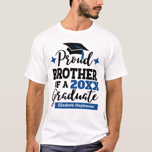Camiseta Orgulloso Hermano 2023 de graduación de gorro azul (Anverso)