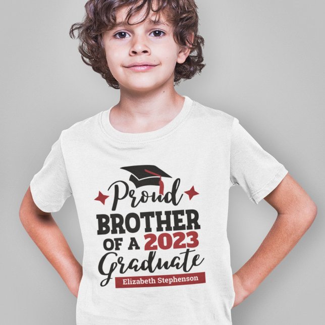 Camiseta Orgulloso Hermano 2023 de graduación de gorro rojo (Subido por el creador)