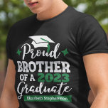 Camiseta Orgulloso Hermano 2023 de graduación de gorro verd<br><div class="desc">Celebra la graduación de tu hermano o hermana con esta moderna camiseta con una tipografía de "Orgulloso HERMANO de un graduado de 2023" en negro y verde; personalizar fácilmente esta camiseta con el año de graduación y el nombre del graduado editando los campos de plantilla. Esta camiseta es parte de...</div>