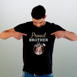 Camiseta Orgulloso hermano de un graduado de posgrado<br><div class="desc">Hermano orgulloso de una camiseta negra con gorra de graduación. Camiseta personalizada para el orgulloso hermano de un graduado con una gorra de graduación y una foto del graduado. Añade tu foto. Puedes cambiar cualquier texto de la camiseta.</div>