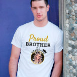 Camiseta Orgulloso hermano de un graduado de posgrado<br><div class="desc">Orgulloso hermano de una camiseta con foto de un graduado. Camiseta personalizada para el orgulloso hermano de un graduado con una gorra de graduación y una foto del graduado. Añade tu foto. Puedes cambiar cualquier texto de la camiseta.</div>