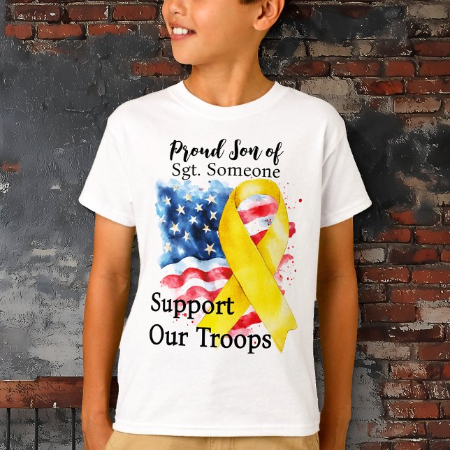 Camiseta Orgulloso hijo de un héroe infantil (Support Our Troops.  Proud Son of... Boy's T-shirt. US flag.  Yellow awareness ribbon.)