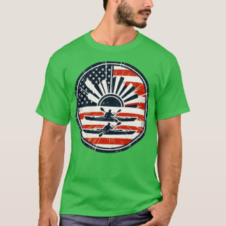Camiseta Orgulloso Kayaker Paddling a través de la bandera 