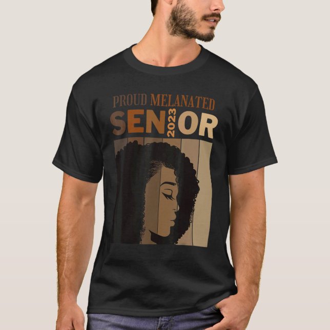 Camiseta Orgulloso Melanated Senior 2023 Clase Afro Gradu N (Anverso)