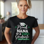 Camiseta Orgulloso Nana de 2023 graduado de talla verde<br><div class="desc">Celebra la graduación de tu nieto o nieto con esta moderna camiseta con un "Orgulloso NANA de una tipografía de graduado 2023" con fuentes blancas y verdes decoradas con un tapón negro de grad con el tono verde; personaliza fácilmente esta camiseta con el año de graduación y el nombre del...</div>