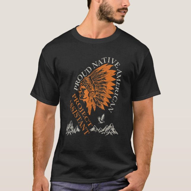 Camiseta Orgulloso nativo americano asistente de proyectos  (Anverso)