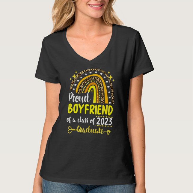 Camiseta Orgulloso Novio De Una Clase De 2023 Graduado Seni (Anverso)