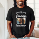 Camiseta Orgulloso padre de una foto de un Personalizado ne<br><div class="desc">Elegante diseño negro de camiseta de graduación de "Padre Orgulloso de un graduado de 2025" muestra una foto del graduado enmarcado en blanco con un nombre simple y clásico, año de clase y la redacción del nombre de la escuela que se puede personalizar para cualquier miembro de la familia. Los...</div>
