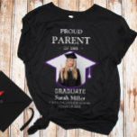 Camiseta Orgulloso padre del graduado con foto y nombre<br><div class="desc">¡Celebra el gran logro de tu graduación con esta camiseta de graduación personalizado para padres orgullosos! Diseñada para mostrar tu orgullo por el estilo, esta camisa incluye una foto personalizada, el nombre del graduado y la escuela. Es el conjunto perfecto para ceremonias de graduación, fiestas y fotos. Ya sea que...</div>