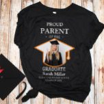 Camiseta Orgulloso padre del graduado con foto y nombre<br><div class="desc">¡Celebra el gran logro de tu graduación con esta camiseta de graduación personalizado para padres orgullosos! Diseñada para mostrar tu orgullo por el estilo, esta camisa incluye una foto personalizada, el nombre del graduado y la escuela. Es el conjunto perfecto para ceremonias de graduación, fiestas y fotos. Ya sea que...</div>