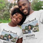 Camiseta Orgulloso Padre Del Graduado | Foto<br><div class="desc">Moderno y orgulloso padre de las camisetas graduadas, con un texto de foto y plantilla que dice 'ORGULLOSO PADRE DEL GRADUADO SU NOMBRE, ESCUELA/COLEGIO Y CLASE DE'. El ey es fácilmente editado y puede ser personalizado para decir, mamá, papá, tía, tío, abuela y más todos los estilos de letra, tamaños...</div>