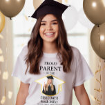 Camiseta Orgulloso padre del graduado y personalizado de fo<br><div class="desc">¡Celebra el gran logro de tu graduación con esta camiseta de graduación personalizado para padres orgullosos! Diseñada para mostrar tu orgullo por el estilo, esta camisa incluye una foto personalizada, el nombre del graduado y la escuela. Es el conjunto perfecto para ceremonias de graduación, fiestas y fotos. Ya sea que...</div>