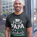 Camiseta Orgulloso papá de una pareja de graduados en 2023<br><div class="desc">Celebra la graduación de tu hijo o hija con esta moderna camiseta con un "Orgulloso PAPA de una tipografía de graduado 2023" en blanco y verde; personalizar fácilmente esta camiseta con el año de graduación y el nombre del graduado editando los campos de plantilla.</div>