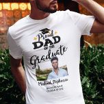 Camiseta Orgulloso papá del foto del graduado T-Shirt<br><div class="desc">Celebra la graduación de tu hijo o hija con esta moderna camiseta con la leyenda "Orgulloso DAD del graduado" con fuentes contemporáneas negras decoradas con una gorra de grado con una tassel dorada. Personalizar fácilmente esta camiseta con una foto del graduado, el año de graduación y el nombre de la...</div>