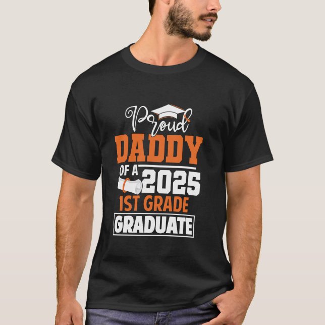 Camiseta Orgulloso Papi De 2025 Primer Grado Graduado Clase (Anverso)