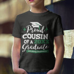 Camiseta Orgulloso primo de 2023 en pareja de posgrado<br><div class="desc">Celebra la graduación de tu primo con esta moderna camiseta que presenta una tipografía de "Orgulloso COUSIN de un graduado de 2023" con fuentes blancas y verdes decoradas con un gorro de grado con un tassel verde; personaliza fácilmente esta camiseta con el año de graduación y el nombre del graduado...</div>