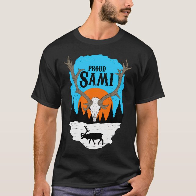 Camiseta Orgulloso Sami. Cráneo De Renos Con Paisaje De Nie (Anverso)