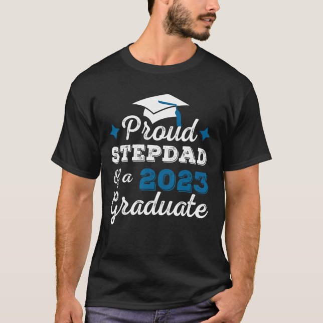 Camiseta Orgulloso Stepdad de una Clase de 2023 Graduado -  (Anverso)