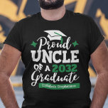 Camiseta Orgulloso tío 2023 de graduación de tassel verde n<br><div class="desc">Celebra la graduación de tu sobrina o sobrino con esta moderna camiseta que presenta una tipografía de "TÍO Orgulloso de un graduado de 2023" en negro y verde; personalizar fácilmente esta camiseta con el año de graduación y el nombre del graduado editando los campos de plantilla. Esta camiseta es parte...</div>