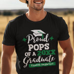 Camiseta Orgullosos compañeros del graduado<br><div class="desc">Celebra la graduación de tu nieto o nieto con esta moderna camiseta con un "Orgulloso POPS de una tipografía de graduado de 2023" con fuentes blancas y verdes decoradas con un gorro negro de grad con tassel verde; personaliza fácilmente esta camiseta con el año de graduación y el nombre del...</div>
