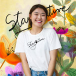 Camiseta Original Pun manual simple de estancia manuscrita<br><div class="desc">¿Necesita una camisa linda y fría que haga sonreír a la gente? La frase "Manténgase activo" escrita a mano. Una huella de pata negra es parte de lo escrito. Esta divertida camiseta es perfecta para cualquiera que ame perros o gatos, o para los que aman los diseños de estilo manuscrito....</div>