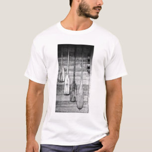 Camiseta Oros colgados en un cobertizo de madera en Big Cyp