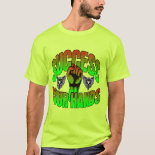 Camiseta oscura básica con diseño digital colorido
