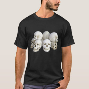 Camiseta oscura básica y cráneos realistas de los