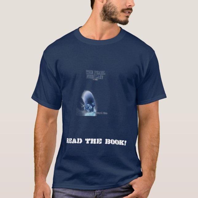 Camiseta oscura de hombre con collar de perlas (Anverso)