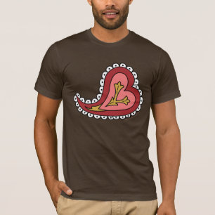Camiseta oscura de hombre con corazón de paisley
