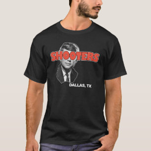 Camiseta oscura de las pistolas