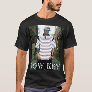 Camiseta oscura del callejón
